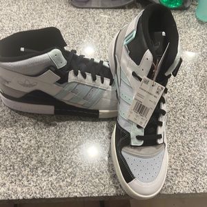 Brand New forum exhibit Mid gz5388